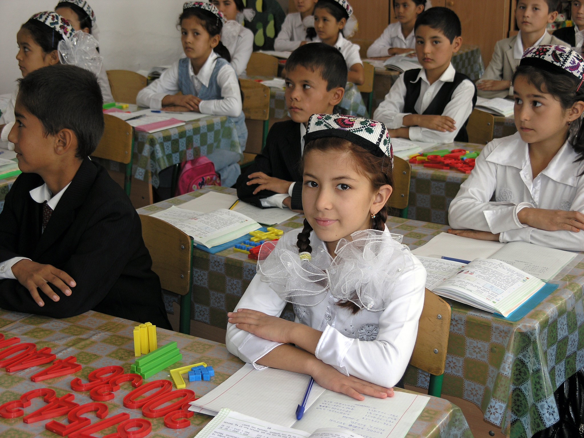 Узбекский язык на английском. Школа Узбекистан. Узбекские дети в школе. Начальная школа в Узбекистане. Узбекские девочки в школе.