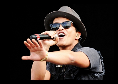 bruno mars sings for poverty relief