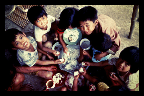 children eating rice